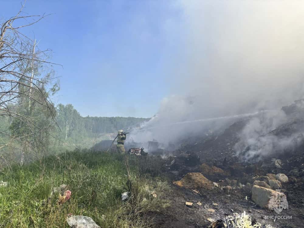 На мусорном полигоне в Верхней Пышме продолжают тушить крупный пожар 
