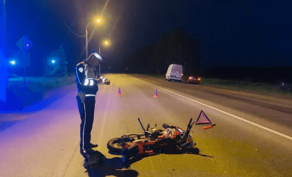 В Свердловской области грузовик сбил питбайк с подростком за рулём 