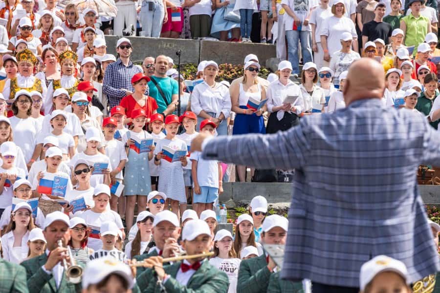 Тысячи уральцев исполнили песни военных лет в День России