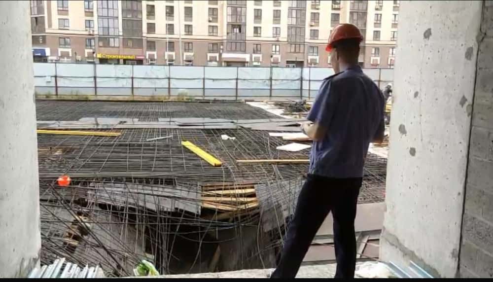 Сорвались с высоты — трое рабочих погибли на стройке в Тюмени 