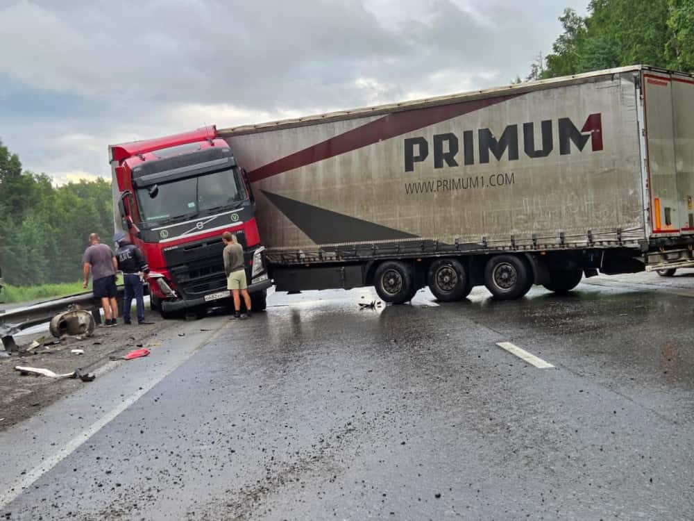 Под Первоуральском на дороге ограничили движение из-за ДТП 