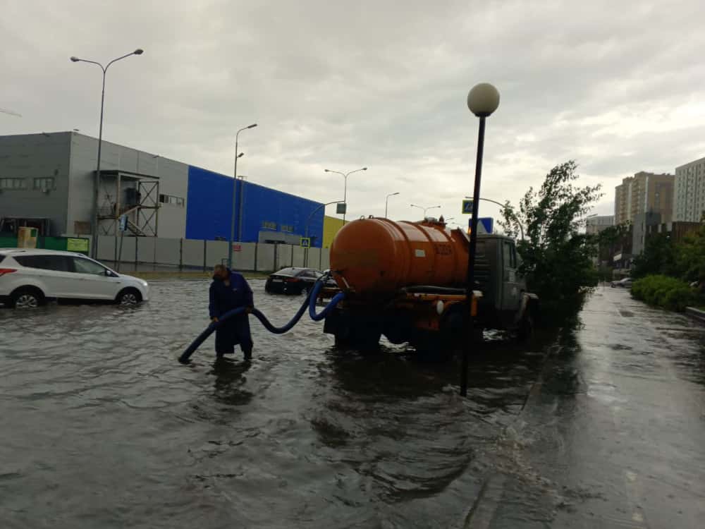 Улицы затопило - на Тюмень обрушился мощный ливень 