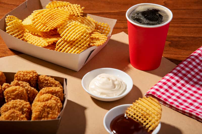 Розовый бургер попробовали — разочаровались: во «Вкусно и точка» стартовали продажи лимитированного меню с Hello Kitty