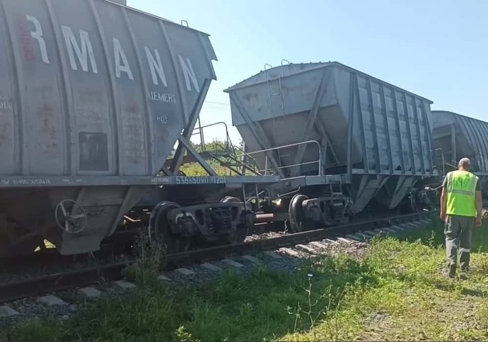 В Челябинской области сошёл с рельсов грузовой поезд 