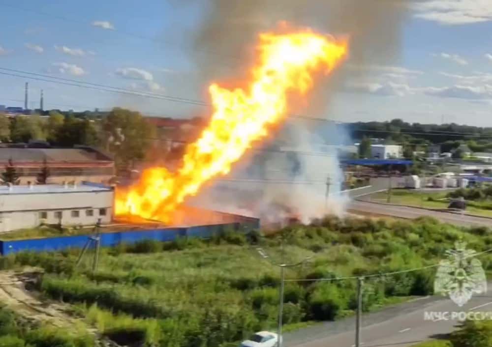 Порвало трубу — крупный пожар тушат на газораспределительной станции в Кургане. Видео 