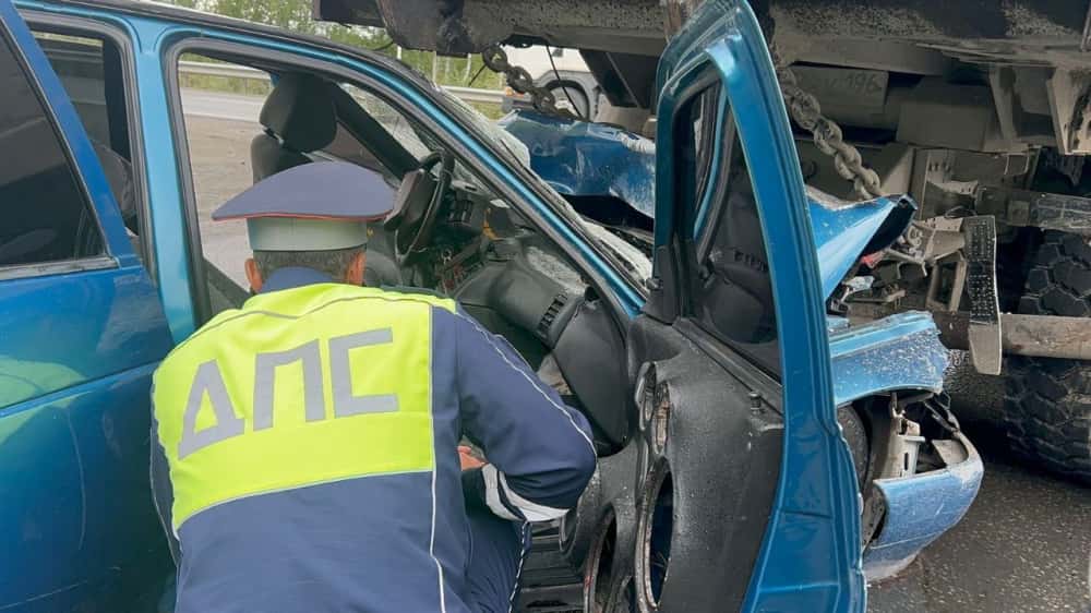 В Невьянском районе «ВАЗ-2110» врезался в грузовик 