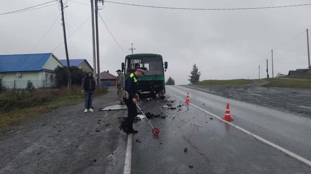 Автобус и легковушка столкнулись в Ревде, пострадали несколько пассажиров 
