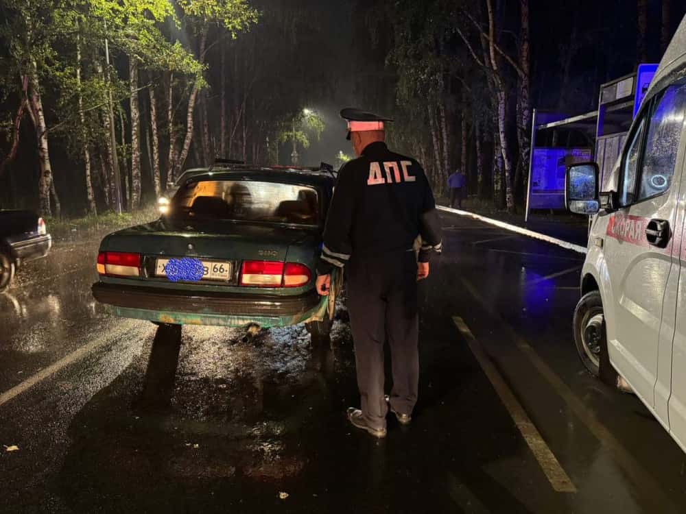 На дороге в Первоуральске пешехода задавили сразу две машины 