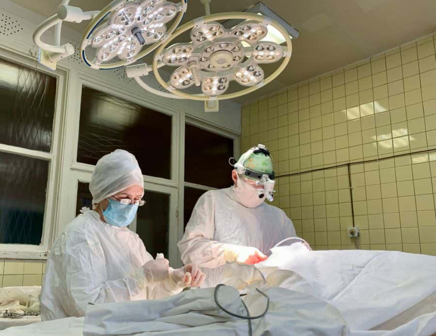 Свердловские врачи спасли 57-летнего мужчину, пострадавшего от удара стрелы строительного крана