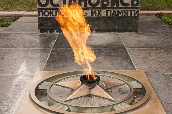 Жарили зефир на Вечном огне: в Каменске-Уральском нашли двух малолетних вандалок