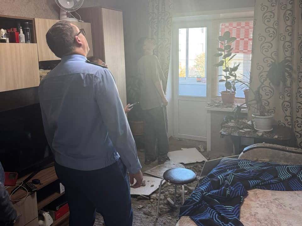 В Серове в жилом доме обрушилась штукатурка 