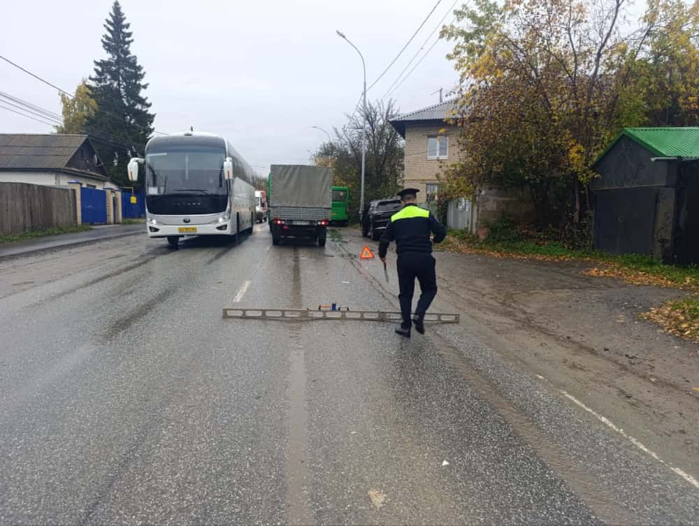 Четверо пассажиров пострадали в Екатеринбурге при столкновении автобусов 