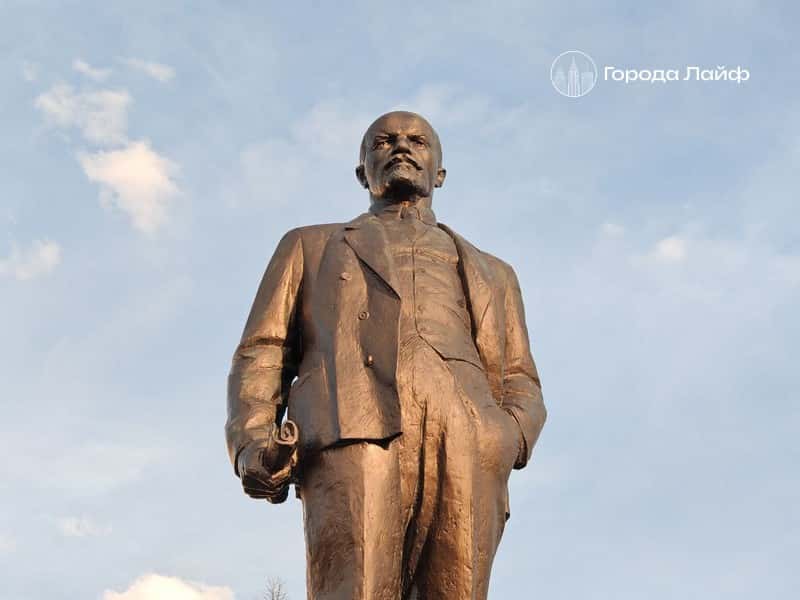 В Ревде вернули памятник Ленину — теперь он в Ленинском сквере