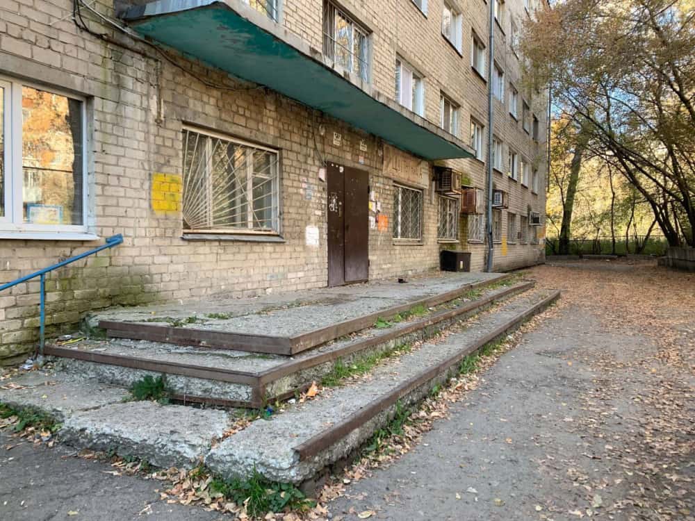 «Ребёнка вынуждена купать в тазиках» — многодетная екатеринбурженка жалуется на проблемы в доме на Шарташской, 21. Видео