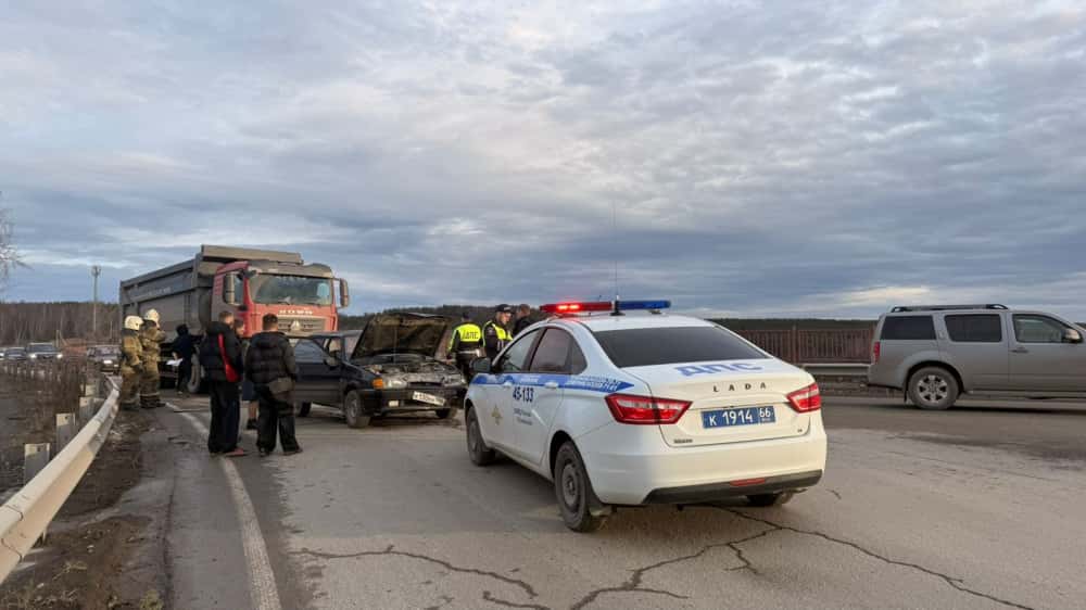 В Полевском грузовик спровоцировал ДТП с участием нескольких машин 