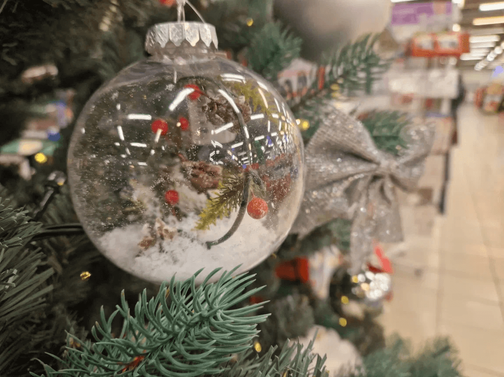 На Урал импортировали более 30 тонн новогодних товаров 