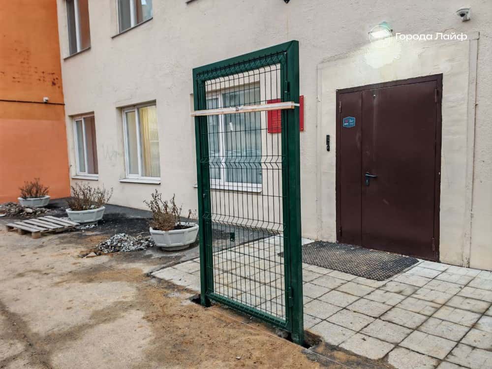 Необычная «калитка-мем» появилась у здания Минфина в Екатеринбурге. Видео