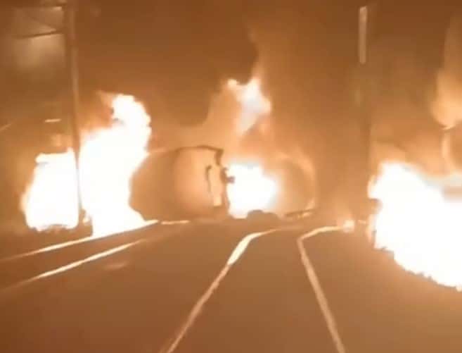 Из-за пожара на границе Пермского края и Свердловской области задержаны поезда и введены временные маршруты объезда