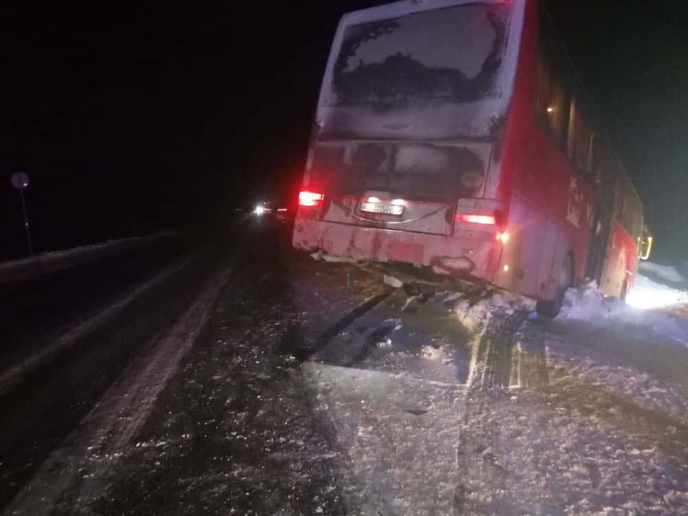 На трассе Тюмень — Ханты-Мансийск мужчина и женщина погибли после столкновения автобуса и «Лады Гранты»