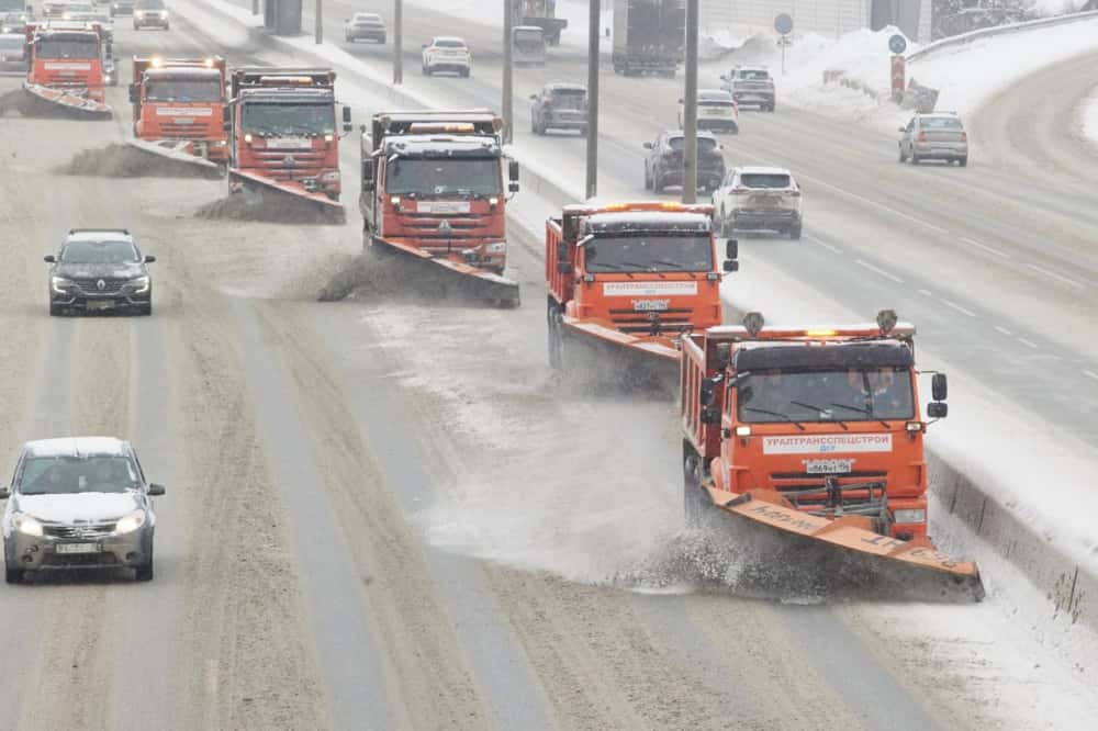 Снегопад в Свердловской области: 400 единица техники и 4,4 тыс. кубометров соли
