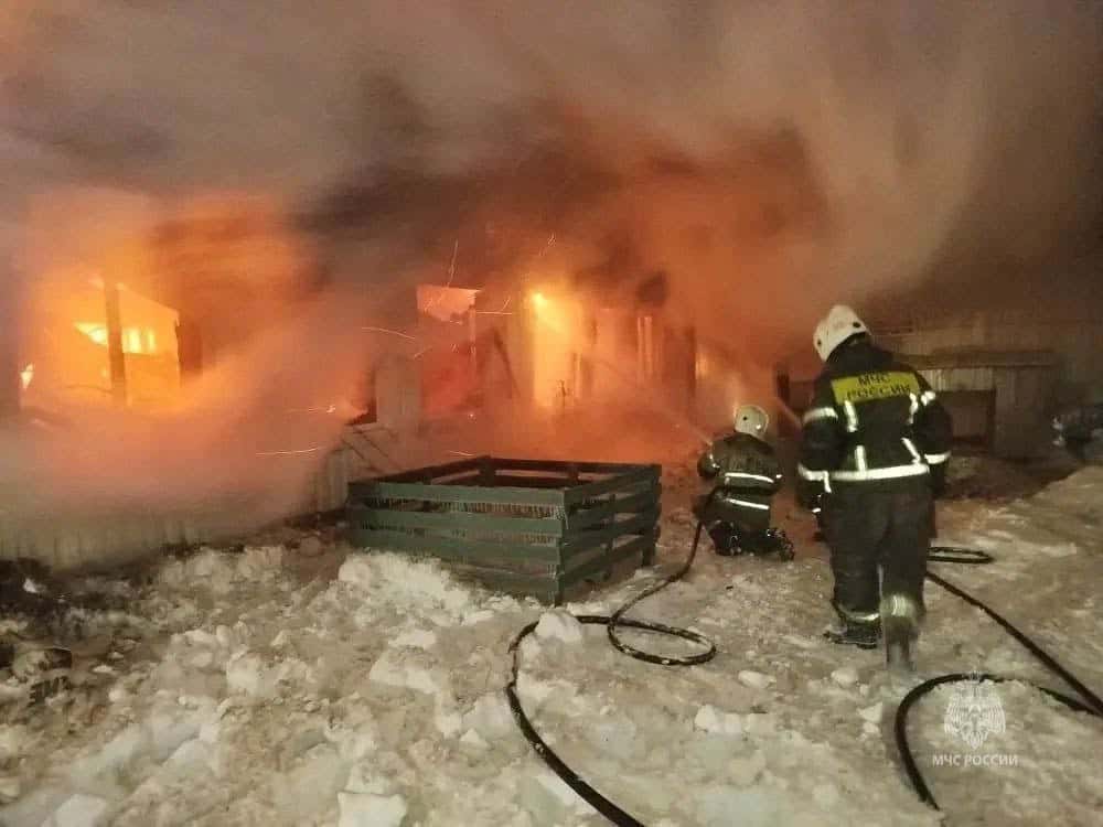 В Екатеринбурге ликвидирован пожар на складе с деревянными изделиями