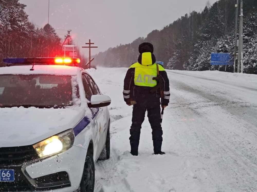 Снегопад в Свердловской области: Госавтоинспекция советует водителям ехать медленнее и осторожнее