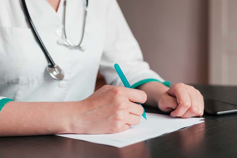 Девочка из Ревды, выжившая после гибели двух подруг в ДТП, встала на ноги 