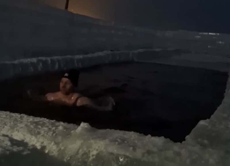 Екатеринбуржец «уральский морж» поздравил земляков с Крещением зимним заплывом