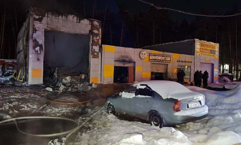 Дорогие внедорожники сгорели в автосервисе Екатеринбурга
