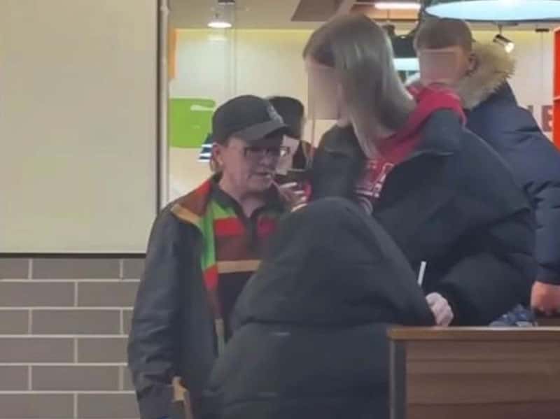 В Каменске-Уральском уборщица «Бургер-Кинга» ударила 15-летнюю школьницу