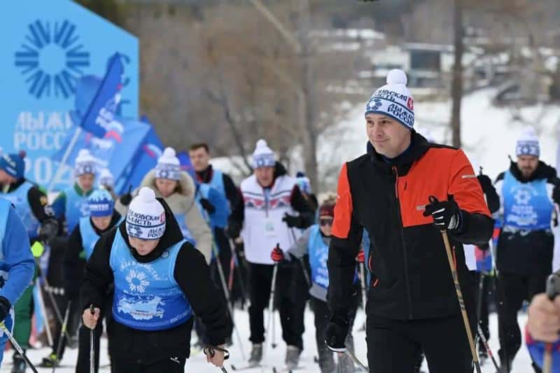 Сысерти стартовала «Лыжня России»: губернатор принял участие в забеге