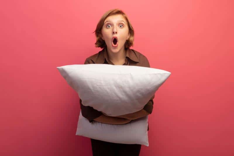 Роскачество выявило фальсифицированные пухо-перьевые подушки: опасность для здоровья