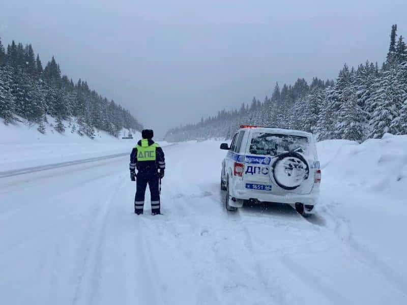 Снег и метель осложнили движение на трассах Свердловской области