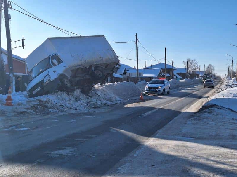 В Алапаевске грузовик опрокинулся после ДТП на перекрестке, трое пострадали