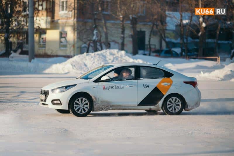 Таксист высадил пассажирку с багажом после жалобы на платное ожидание