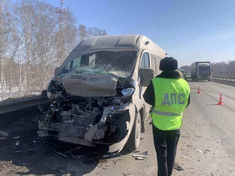 Отвлекся от дороги: водитель микроавтобуса устроил ДТП с четырьмя пострадавшими