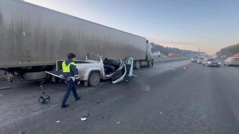Смертельное ДТП на ЕКАД в Екатеринбурге — водитель легковушки погиб при столкновении с грузовиком