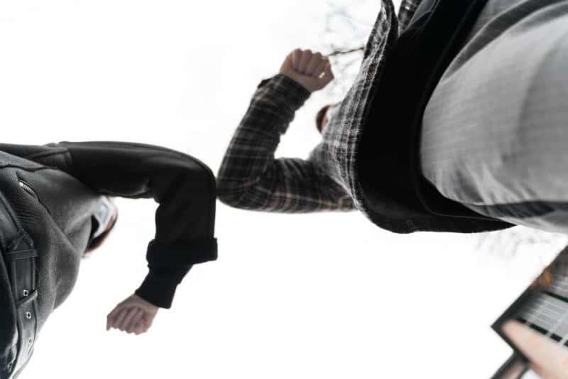 Избиение в Академическом — подростки на пустыре напали на мужчину, полиция проводит проверку