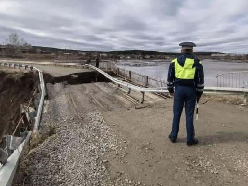 Паводок в Свердловской области — ограничено движение на двух участках, один мост повреждён