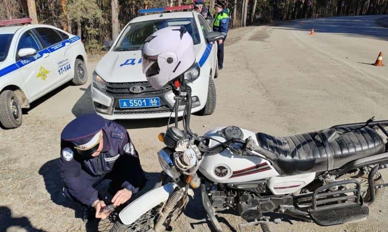 ДТП с мопедом на Урале — 17-летний водитель потерял управление и опрокинулся, он в больнице