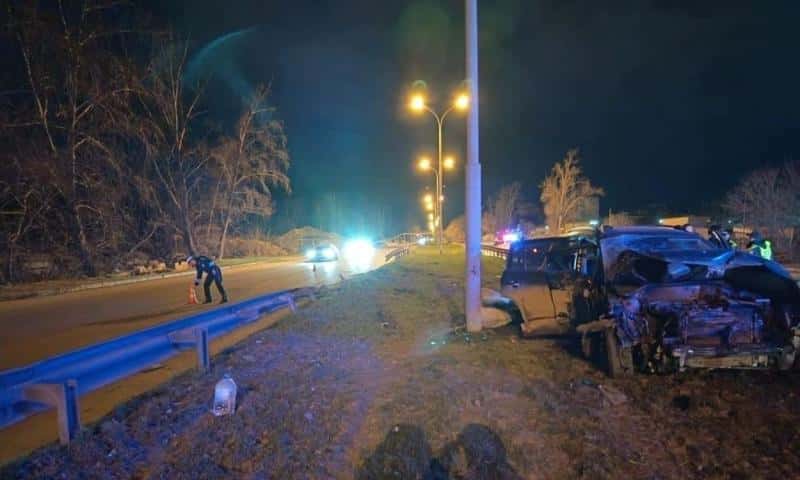 Смертельное ДТП в Екатеринбурге — водитель врезался в ограждение и опору освещения 20 апреля