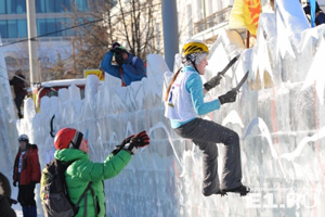 Свердловские альпинисты покорили 12-метровую ледяную стену