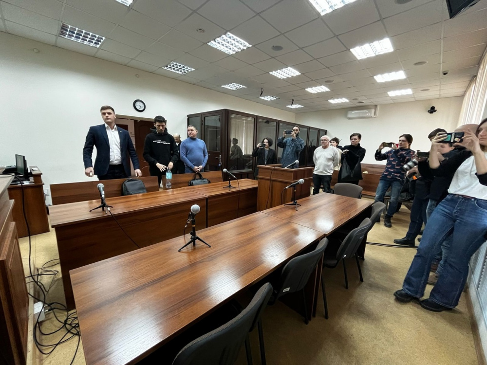 Уральского журналиста отправили в изолятор за запрещённую атрибутику  | Суд арестовал главреда «Вечерних ведомостей» Постникова на 14 суток 