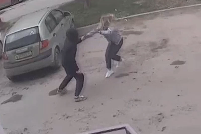 Достал нож и набросился как зверь. В убийстве женщины на улице Екатеринбурга заподозрили ее бывшего мужа. Видео | В убийстве жительницы Екатеринбурга заподозрили ее бывшего мужа