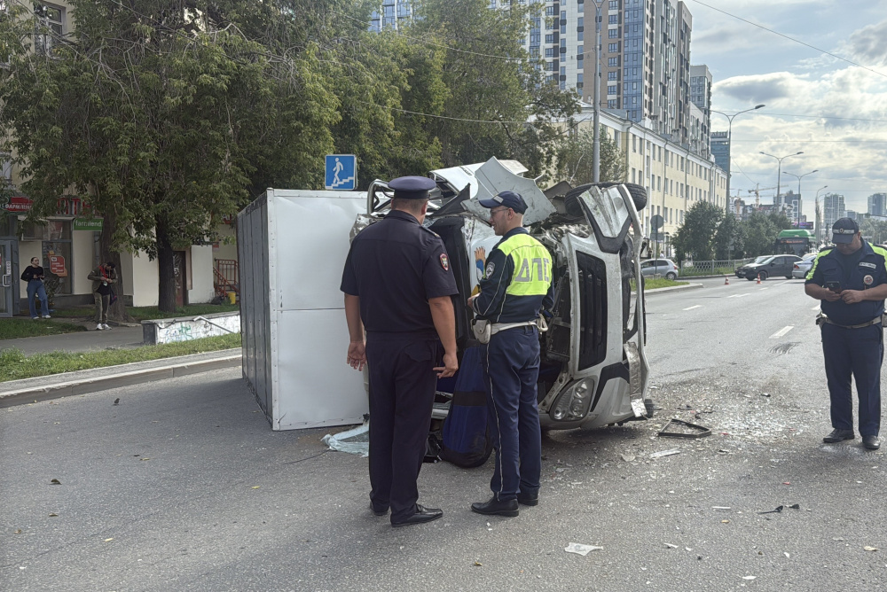 Автобус Екатеринбург — Первоуральск столкнулся с грузовиком  | В Екатеринбурге столкнулись грузовик и рейсовый автобус 
