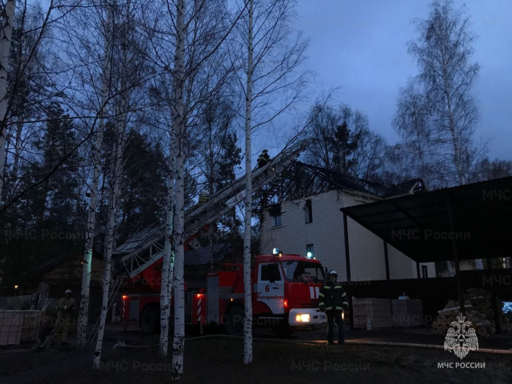 Недалеко от Химмаша огонь уничтожил трёхэтажку. Видео | В Екатеринбурге сгорел трёхэтажный частный дом Недалеко от Химмаша огонь уничтожил трёхэтажку. Видео | В Екатеринбурге сгорел трёхэтажный частный дом