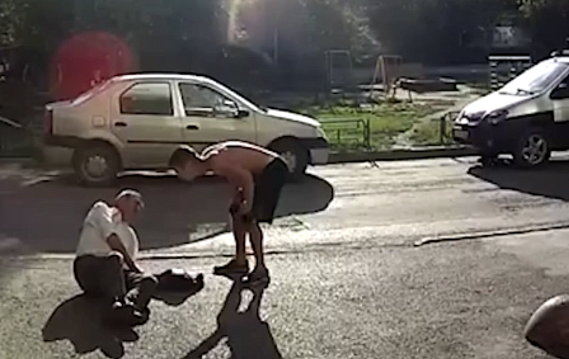 На Урале мужчина избил пенсионера и напал на бывшую жену с бензопилой