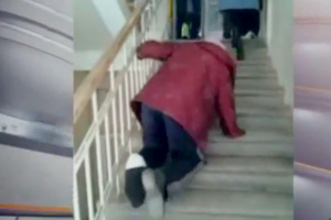 На Среднем Урале посетителям Первоуральского травмпункта приходится заползать к врачам на коленях