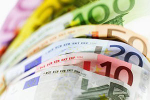 Евро упал до 16-месячного минимума к доллару