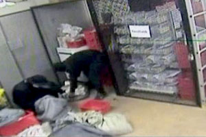 Медвежатник грабил бизнес-центры и раздавал деньги больным детям Медвежатник грабил бизнес-центры и раздавал деньги больным детям